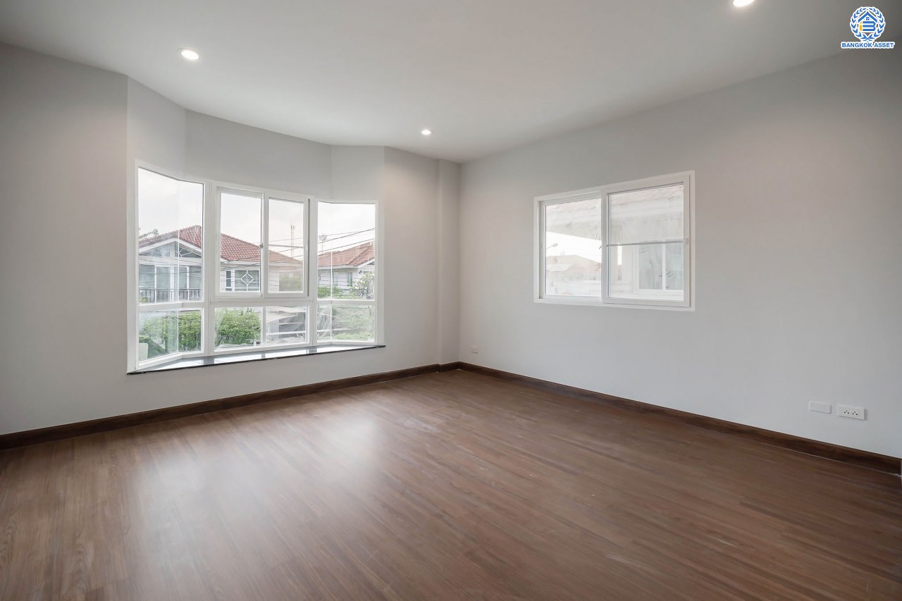 บ้านมือสองตกแต่งใหม่ โครงการ ศุภาลัยการ์เด้นวิลล์ แจ้งวัฒนะ-หลักสี่ เนื้อที่กว่า 63.7 ตร.ว. ฟังก์ชันครบ 3 ห้องนอน 3 ห้องน้ำ 2 ที่จอดรถ บ้านสวย พร้อมเข้าอยู่ ตอบโจทย์ทุกครอบครัว บนทำเลเดินทางสะดวก เข้าสู่ใจกลางเมืองได้อย่างสะดวกสบาย ใกล้ทางด่วนศรีสมานและรถไฟฟ้าสายสีแดง "สถานีดอนเมือง"